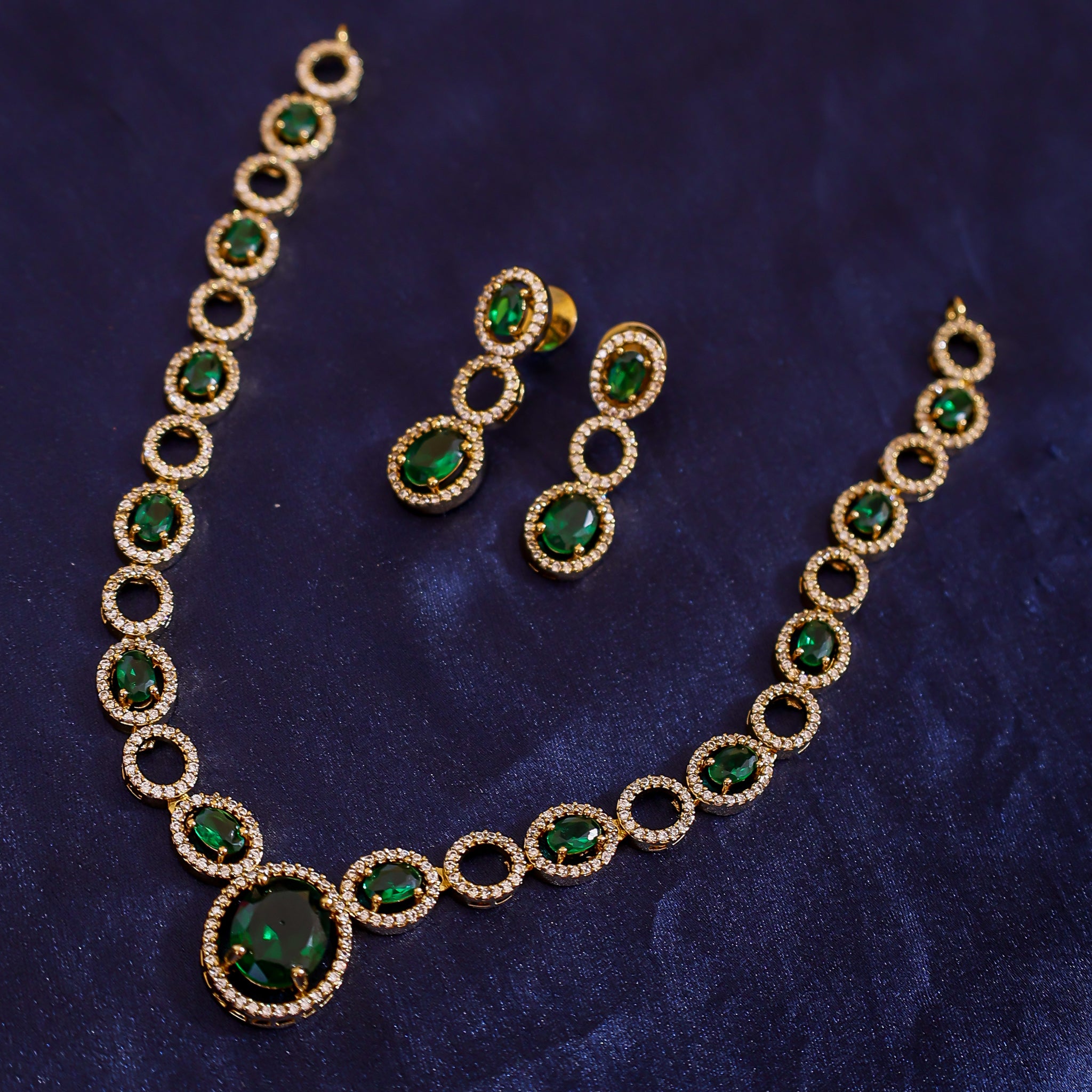 The Emerald Aura Oval Halo Necklace Set