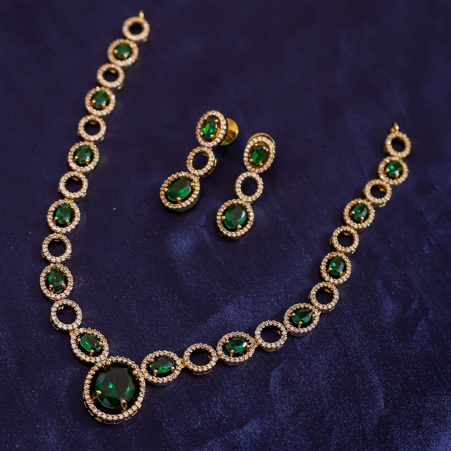 The Emerald Aura Oval Halo Necklace Set