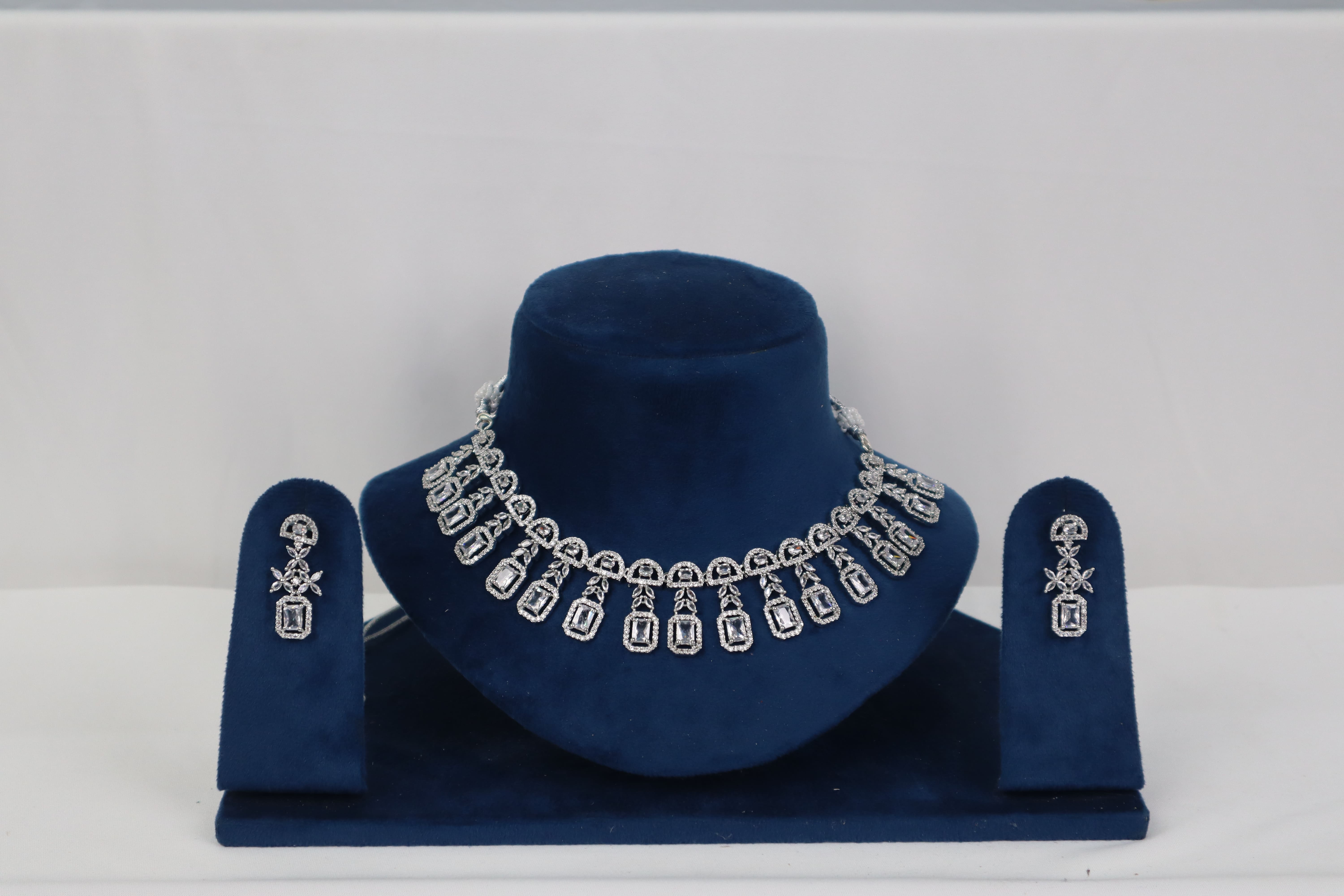 Lustrous Lattice Diamond Set